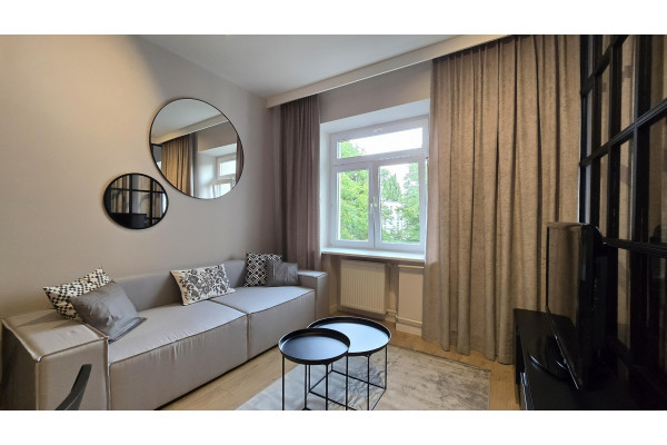 warszawski, Mokot&oacute;w, Warszawa, Belwederska, Nowe wnętrze w zabytkowej kamienicy przy Łazienkach