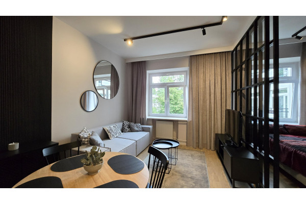 warszawski, Mokot&oacute;w, Warszawa, Belwederska, Nowe wnętrze w zabytkowej kamienicy przy Łazienkach