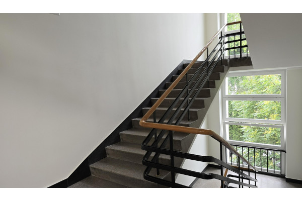 warszawski, Mokot&oacute;w, Warszawa, Belwederska, Nowe wnętrze w zabytkowej kamienicy przy Łazienkach