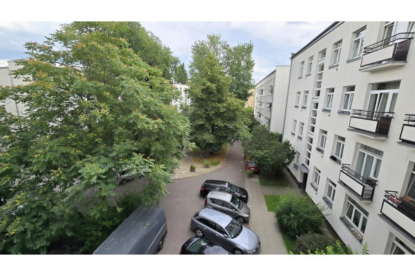 warszawski, Mokot&oacute;w, Warszawa, Belwederska, Nowe wnętrze w zabytkowej kamienicy przy Łazienkach